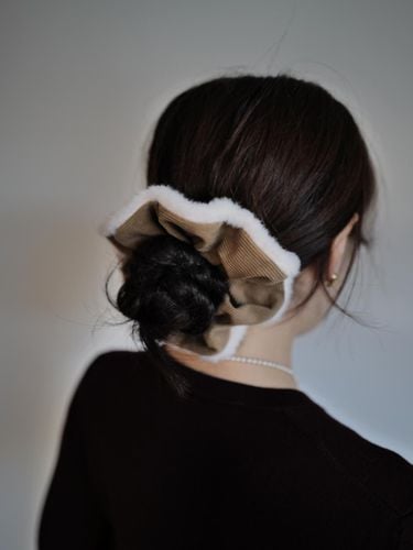 Corduroy Fur Trim Scrunchie - CARRY BARRETTE - Modalova