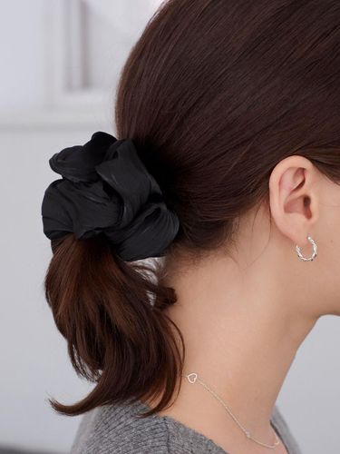 Sterling Premium Fabric Hair Scrunchie (925 Silver Charm) - dmoment - Modalova