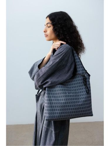 Knitted Pattern Lightweight Shoulder Bag () - rouge & lounge - Modalova