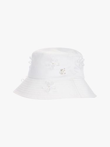 Floral Pearl Satin Bucket Hat [Cream] - FAIRLIAR GOLF - Modalova