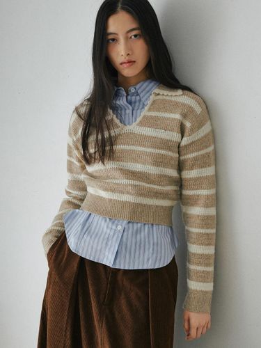 Stripe Open Collar Slim Fit Knit [BEIGE] - BELLOL - Modalova