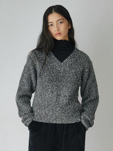 Hachi Bokashi V-neck Sweater [BLACK] - BELLOL - Modalova