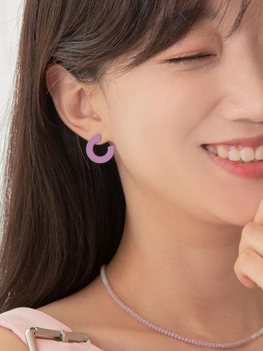 C-shaped Lightweight Brass Earrings [Purple] - Primaute - Modalova