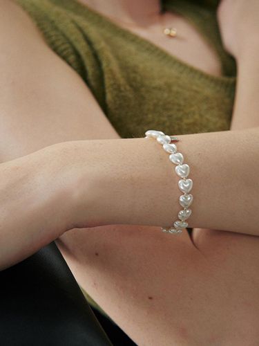 Silver Heart Pearl Bracelet - verte - Modalova