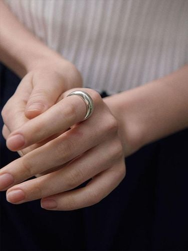 Sterling Silver Dome Shaped Minimalist Ring - verte - Modalova