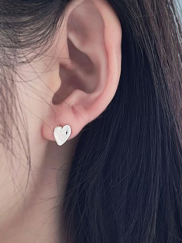 Sterling Silver Unbalanced Heart Earrings - OVERGREY - Modalova