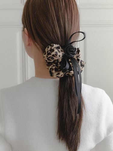 Leopard Print Soft Lightweight Scrunchie [Rose] - Primaute - Modalova