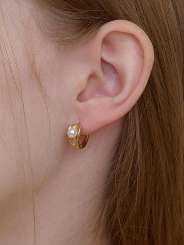 Bold Pearl Brass Ring Earring - Primaute - Modalova