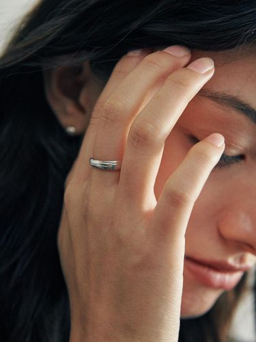 Silver Minimalist Linear Ring - verte - Modalova