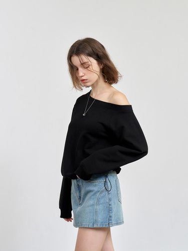 One Shoulder Loose Fit Drawstring Sweatshirt [BLACK] (WBE1L02507) - GENERAL IDEA - Modalova