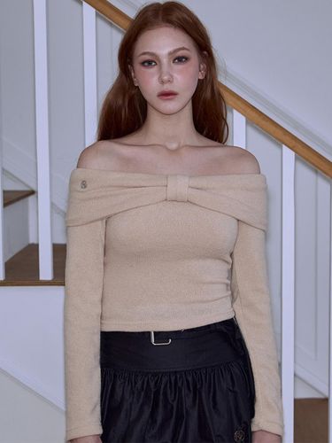 Off Shoulder Long Sleeve Cropped Sweater [Beige] - Rosefrantz - Modalova