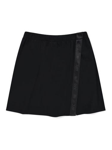 Shadow Slim Fit V A-line Power Fit Skirt [Black] (U4SKV2201BK) - UFCSPORT - Modalova