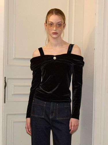 Button Point Velvet Off-Shoulder T-Shirt [Black] - SALON DE YOHN - Modalova