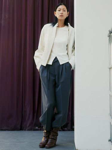 Belted TwoTuck Semi-Wide Poly-Blend Pants [] (KE5121M023) - kuho plus - Modalova