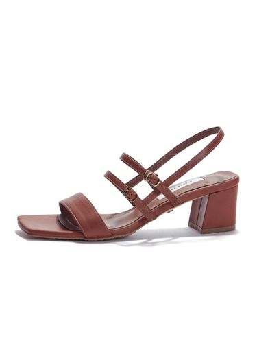 Square Buckle Cushioned Sandal [Camel] - BRIANA - Modalova