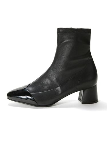 Round Toe Italian Leather Ankle Boots [Black] - BRIANA - Modalova