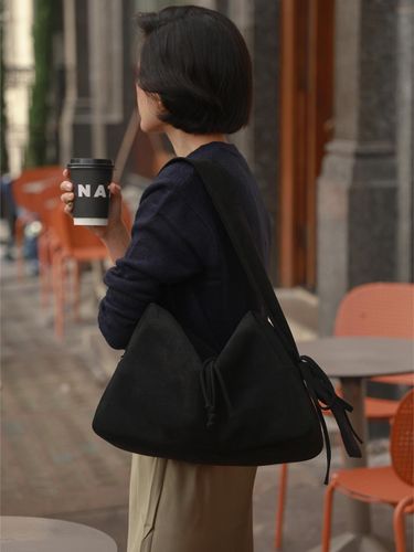 Knotted Ribbon Synthetic Suede Bag [Black] - KWANI - Modalova