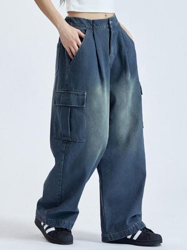 Washed Wide Fit Cargo Denim Pants [Medium Blue] - chicks - Modalova