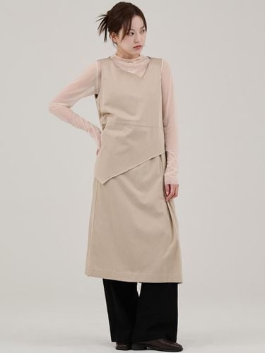 Peplum Sleeveless Midi Dress [Beige] - HYEYEONG KIM - Modalova