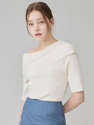 Knitted Foldover Off-Shoulder Top [Beige] - HYEYEONG KIM - Modalova