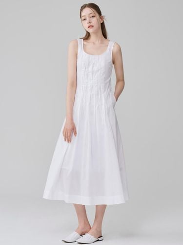 Smocking Sleeveless A-line Maxi Dress [Beige] - HYEYEONG KIM - Modalova