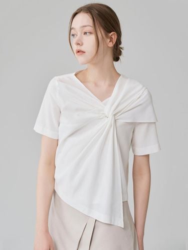 Silk Interlaced Short Sleeved Blouse [Beige] - HYEYEONG KIM - Modalova