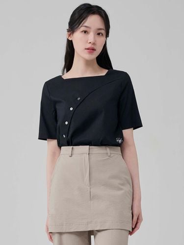 Button Semi-Cropped Short Sleeved Blouse [Black] - HYEYEONG KIM - Modalova