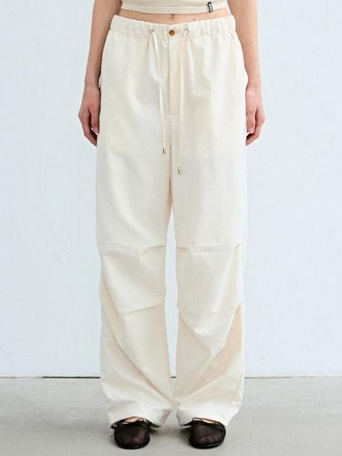 Minimal Relaxed Fit Parachute Pants [Beige] - NICK&NICOLE - Modalova