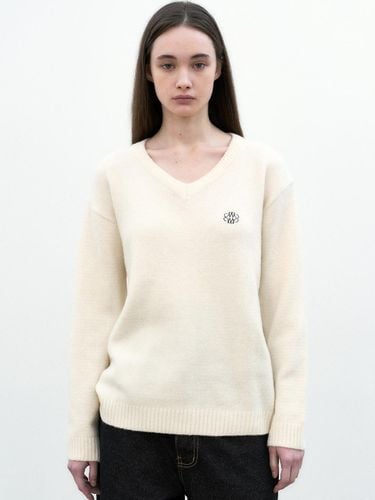 Classical Soft V-neck Loose Fit Sweater [White] - NICK&NICOLE - Modalova