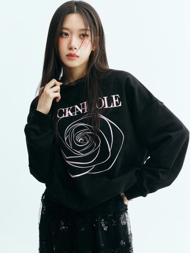 Volume Embossed Embroidered Nicole Rose Sweatshirt [Black Pink] - NICK&NICOLE - Modalova