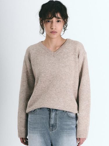 Classical Soft V-neck Loose Fit Sweater [Light Brown] - NICK&NICOLE - Modalova