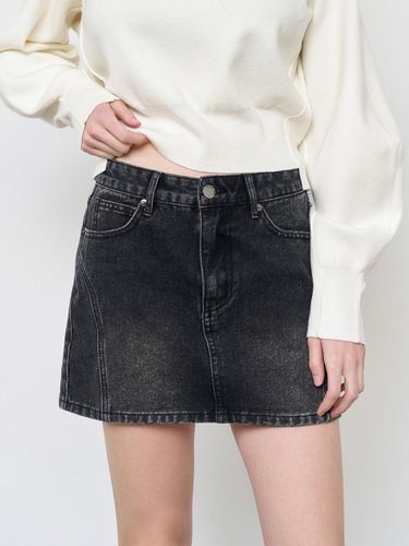 Low-rise Washed Denim Mini Skirt [BLACK] (WBE1L13503) - GENERAL IDEA - Modalova