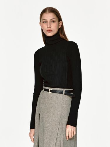 Ribbed Banding Turtleneck Top - MOHAN - Modalova