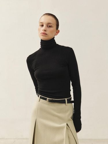 Armhole Stitch Slim Fit Turtleneck Top - MOHAN - Modalova