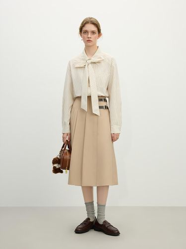 Double Buckle Pleated A-line Skirt [Beige/Navy] - We’Dee - Modalova