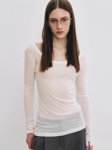 Minimal Label Scoop Long Sleeve Top [Beige] - NICK&NICOLE - Modalova