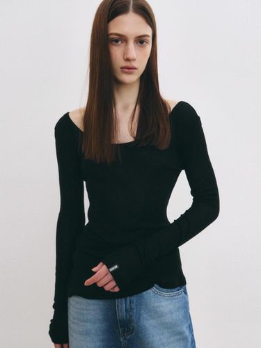 Minimal Label Scoop Long Sleeve Top [Black] - NICK&NICOLE - Modalova