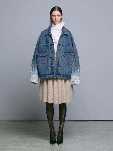 Gradient Lace Sleeve Denim Trucker Jacket [Blue] - MUNN - Modalova