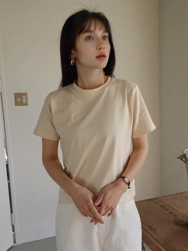 Silky Modern Semi-Crop T-shirt [Beige] - PREMIERE AMOUR - Modalova