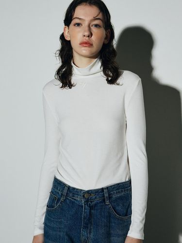 Daily Blend Turtleneck Polyester Rayon Top [White] - NICK&NICOLE - Modalova