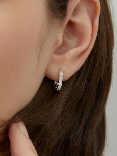 K Brilliant Oval One-Touch Ring Earrings (LFE23) - LUNNE - Modalova