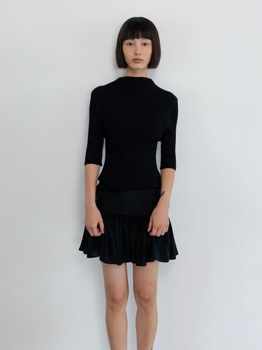 Slim Pleated Mock Neck Top [Black] - GBH APPAREL - Modalova