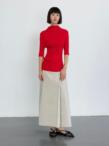 Slim Pleated Mock Neck Top [RED] - GBH APPAREL - Modalova