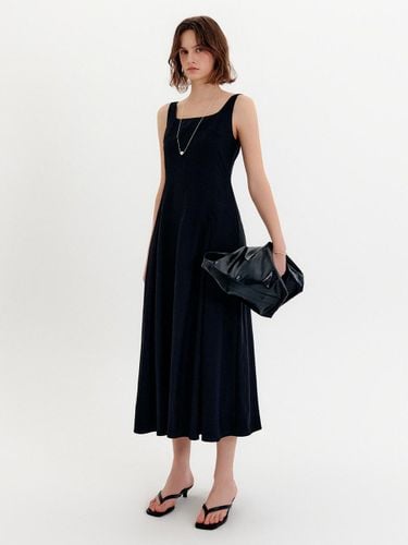 Pleated Sleeveless Dress [Black] - LOOKAST - Modalova