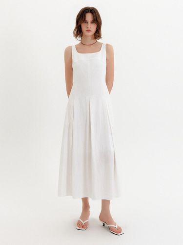 Pleated Sleeveless Straight Fit Dress [Ivory] - LOOKAST - Modalova