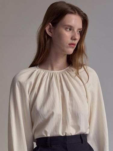 Shirring Relaxed Fit Blouse [Ivory] (amr2014) - Amour moier - Modalova