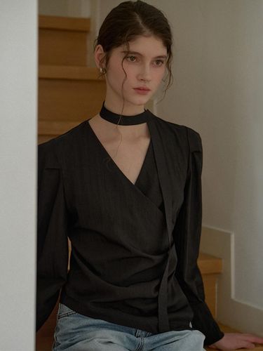 Puff Wrap Tie Diagonal Blouse [Black] - DEHEVE - Modalova