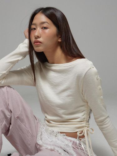 Side Button Off-Shoulder Elastic T-shirt [WHITE] - DEARSTALKER - Modalova