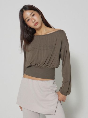 Shirring Boat-Neck Long Sleeve T-Shirt [BROWN] - DEARSTALKER - Modalova