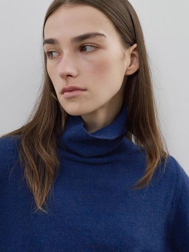 Relaxed Turtleneck Dimensional Pullover [Royal Blue] - OWN FEATURE COLOUR.OFC - Modalova